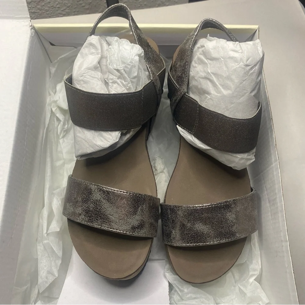 Elegant Metallic Sandals - Picture 2 of 7